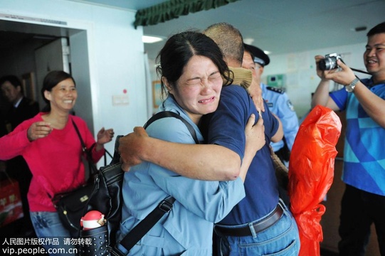 福建渔民海上遇险11天被救 青岛港家人相聚恍如再生 第1页