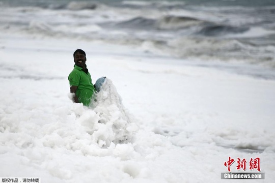 印度海岸污染泡沫遍布 渔民“雪地”中捕鱼 第1页