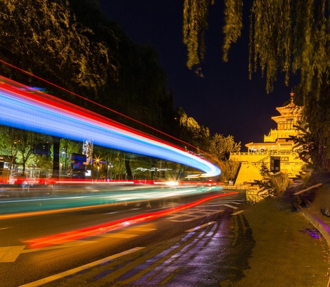 济南夜幕下的道路:车灯形成光轨 流光溢彩 活力十足(3) 第3页