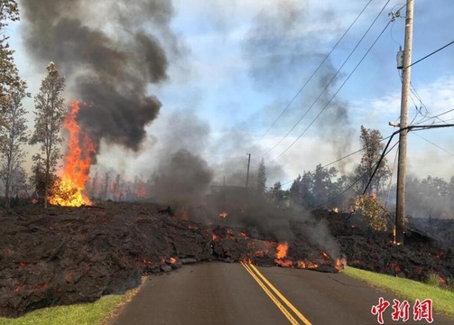 夏威夷火山喷发 滚烫熔岩涌上公路 第1页