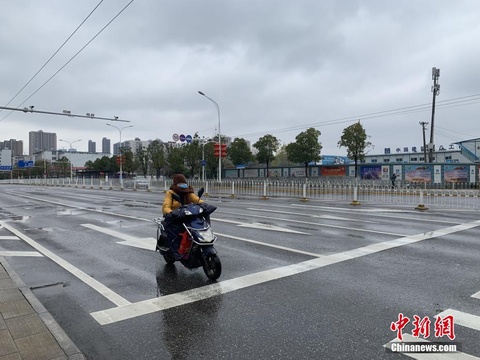 机动车禁行首日 武汉中心城区街头即景 第1页