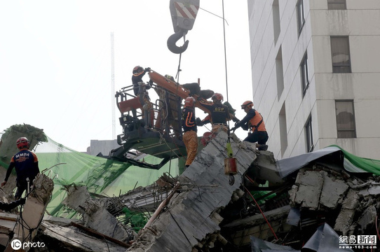 菲律宾一酒店拆除过程中倒塌 数人被埋(2) 第2页