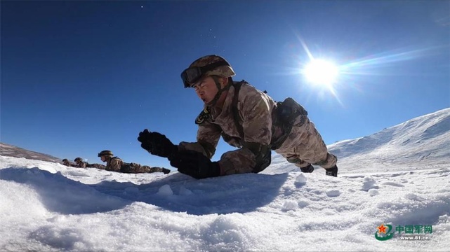 海拔4500米,边防官兵在冰天雪地展开强化训练 第1页