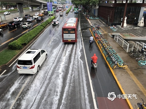 北京雷电蓝色预警生效 降雨明显道路湿滑(3) 第3页
