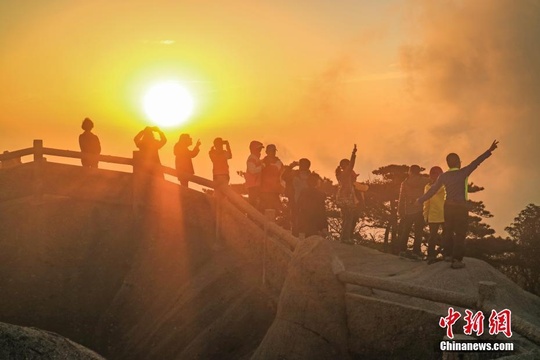 安徽黄山:阴雨过后云雾缭绕 风景更奇绝(4) 第4页