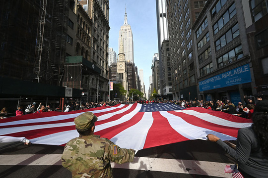 纽约举行退伍军人节游行 特朗普夫妇出席开幕仪式 第1页
