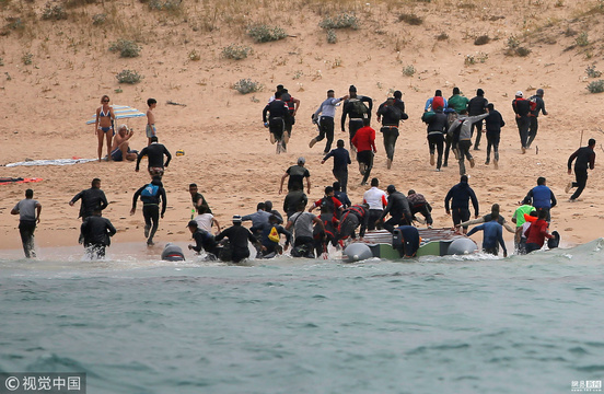 西班牙游客正日光浴 难民成群跑上了岸 第1页