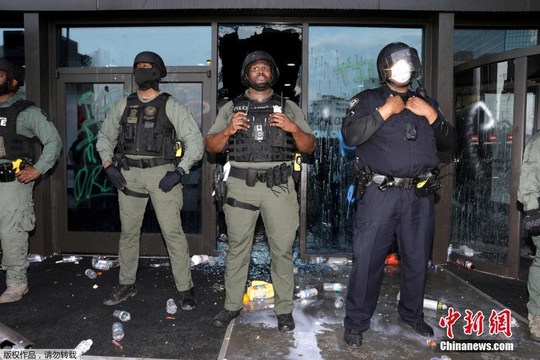 砸碎玻璃、破坏警车 美国示威者袭击CNN总部(4) 第4页