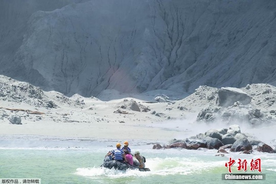 近距离拍摄新西兰火山喷发 火山灰直冲云霄(3) 第3页