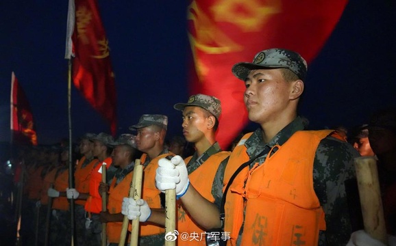 雨夜集结!千余名官兵从演训场直奔抗洪一线 第1页