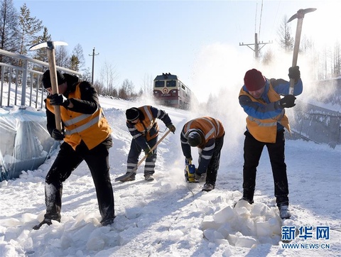 风雪铁路人 坚守保春运 第1页