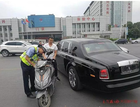 电动车撞上豪车 骑车小伙当场吓抽搐送医 第1页