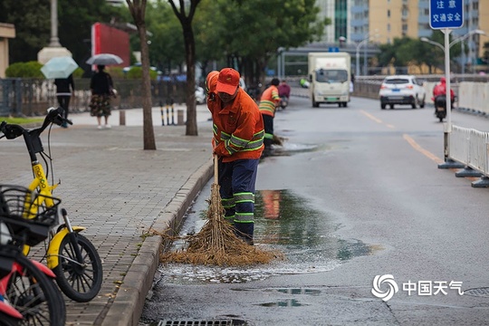 雨水添凉意 北京街头行人短袖换长衫(2) 第2页