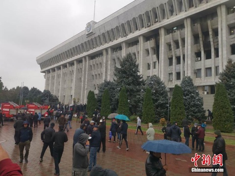 吉尔吉斯斯坦反对派支持者占领政府大楼“白宫”(5) 第5页