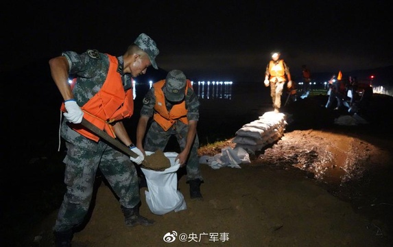 雨夜集结!千余名官兵从演训场直奔抗洪一线(2) 第2页