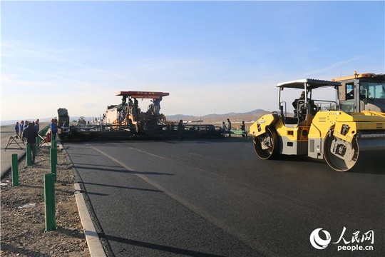 中企承建蒙古国首条高速公路沥青路面全线贯通(4) 第4页