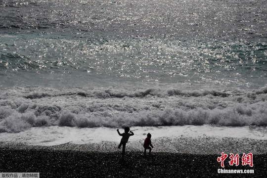 法国多地遭强风侵袭 孩童海边悠闲戏浪 第1页