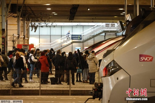 法国巴黎再次“封锁” 火车站现汹涌人潮 第1页