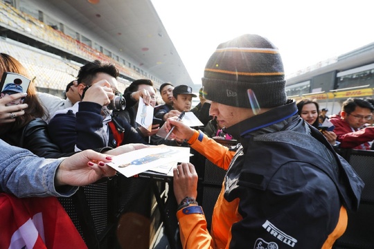 图集-2019F1中国站车手签名会(16) 第16页