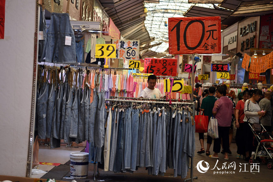 高清图:南昌老洪城大市场月底关闭 商家甩卖商品 第1页