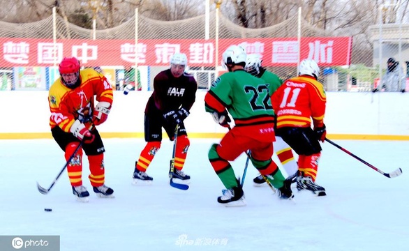 冰雪运动热度高 民间冰球队举行友谊赛 第1页