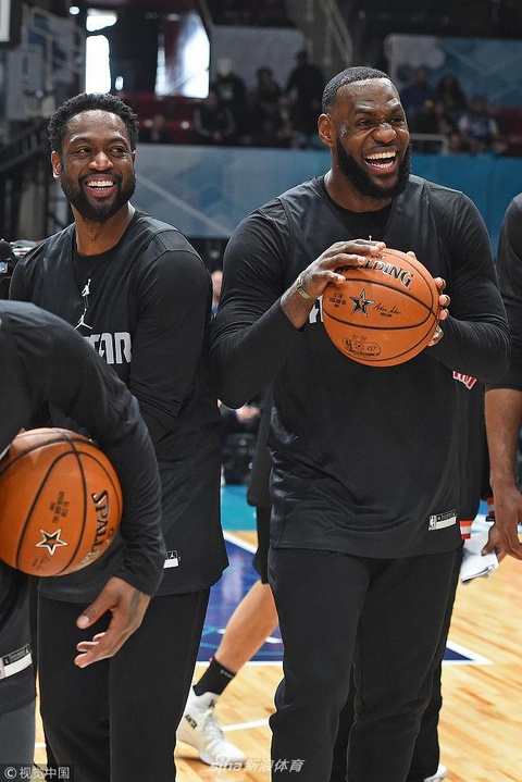 NBA全明星赛前众星热身 詹姆斯成焦点(2) 第2页