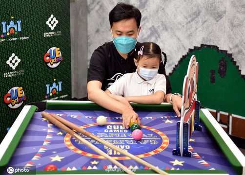 傅家俊携女儿助阵全球首张组合式儿童桌球游戏 第1页