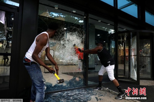 砸碎玻璃、破坏警车 美国示威者袭击CNN总部(2) 第2页