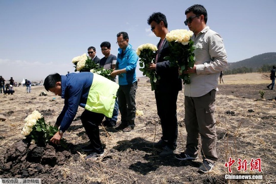 埃塞航班坠机地办追思会 遇难者家属悼念(5) 第5页