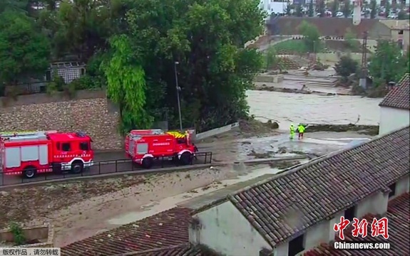 西班牙洪水肆掠 道路遭淹轿车被冲翻(4) 第4页