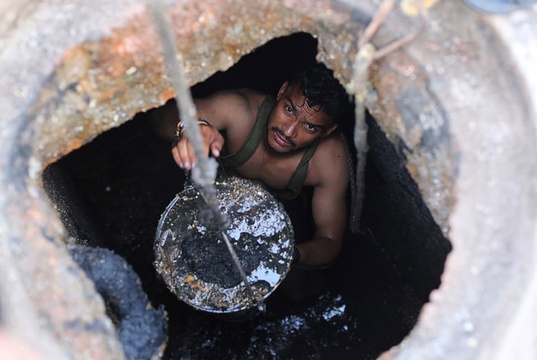 世界上最糟糕的工作:印度清污工10年死亡近600人(9) 第9页