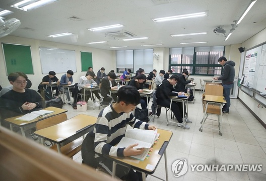 实拍韩国高考现场 学弟学妹敲锣吹号为考生加油助威 第1页