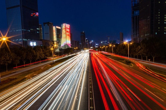 济南夜幕下的道路:车灯形成光轨 流光溢彩 活力十足(16) 第16页