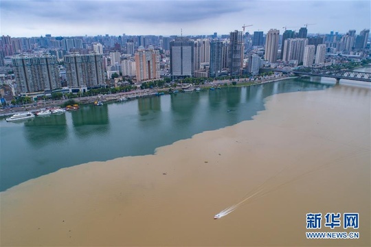 湖北襄阳:雨后汉江“泾渭分明” 第1页