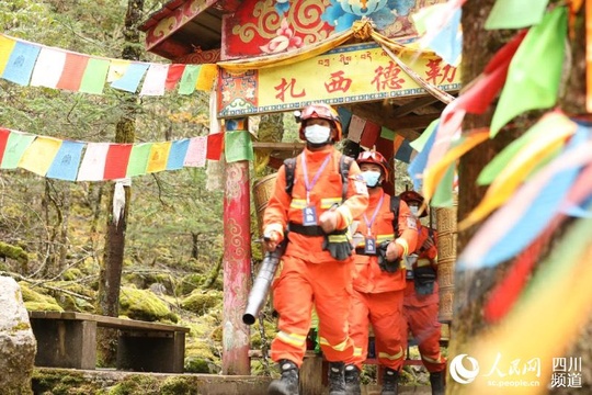 组图:翻山越岭 四川森林消防守护秀美巴蜀(3) 第3页