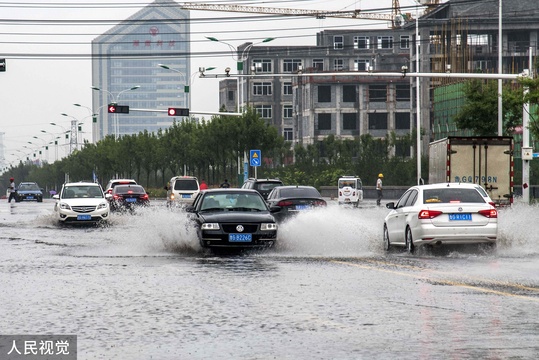 山东青州迎强降雨 低洼路段瞬间成“海”(3) 第3页