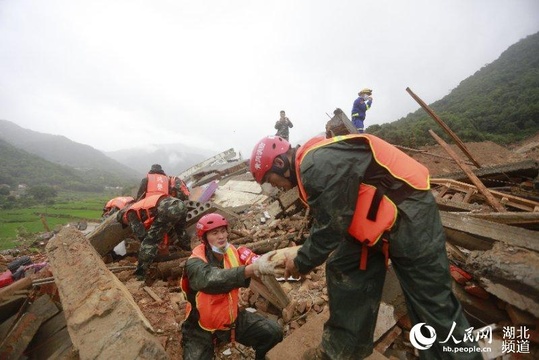 黄梅山体滑坡致9人被埋 湖北应急协调各方力量全力救援(6) 第6页