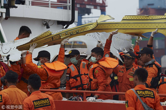 印尼客机坠毁 搜救队打捞起客机多个部件(6) 第6页