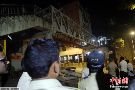 印度孟买人行天桥垮塌致40余人伤亡(3) 第3页