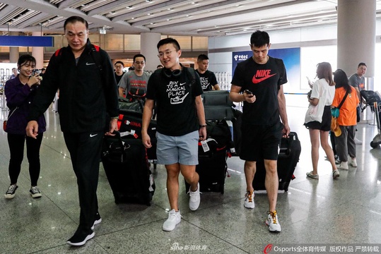 中国男篮球员深夜抵达北京机场(4) 第4页