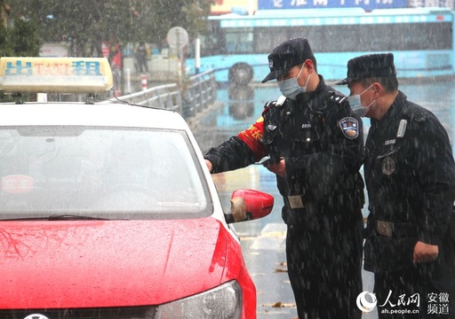 大雪中 蚌埠铁警护航旅客出行(2) 第2页