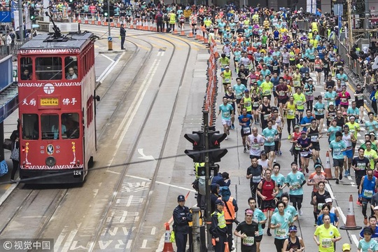 2019香港马拉松开赛 数万跑者与叮叮车同行 第1页