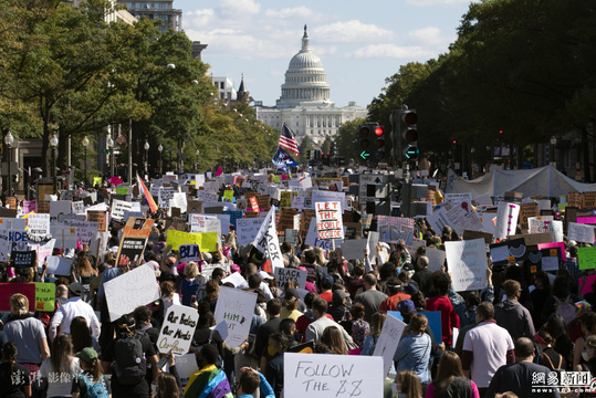 华盛顿爆发女性游行 抗议特朗普任命新法官 第1页