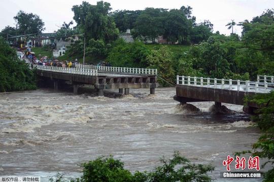 亚热带风暴“阿尔贝托”袭击古巴 洪水冲断桥梁 第1页