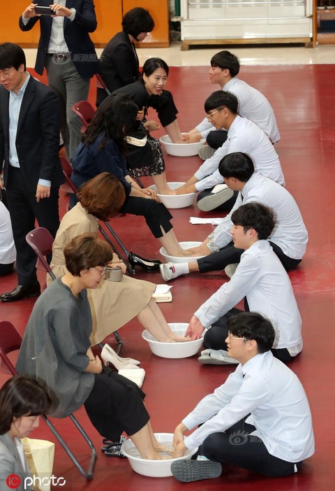 韩国高中组织学生给爸妈洗脚 庆祝父母节(8) 第8页