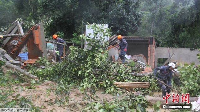 巴西暴雨引发泥石流 救援人员徒手搜救(4) 第4页