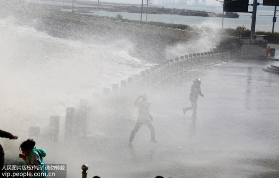 江苏连云港:台风“塔巴”来袭 海滨掀巨浪(4) 第4页