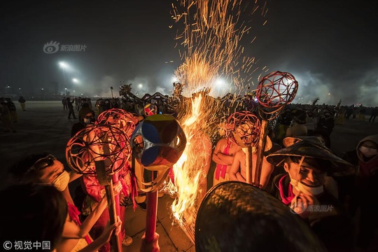 南宁炮龙节举行 民众在爆竹声中祈福(3) 第3页