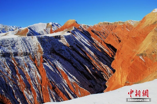 新疆昌吉努尔加大峡谷丹霞地貌雪景色彩斑斓(3) 第3页