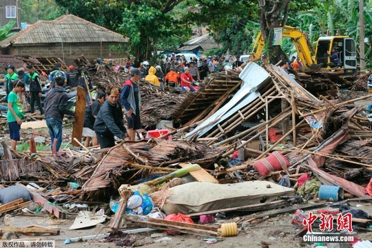 印尼海啸受灾现场:居民别墅废墟中搜寻物品(9) 第9页